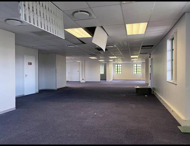 BUSINESS PROPERTY TO RENT IN CLAREMONT